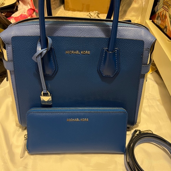 Michael Kors Handbags - SOLD-MK belted mercer satchel in EUC w/ matching BN wallet